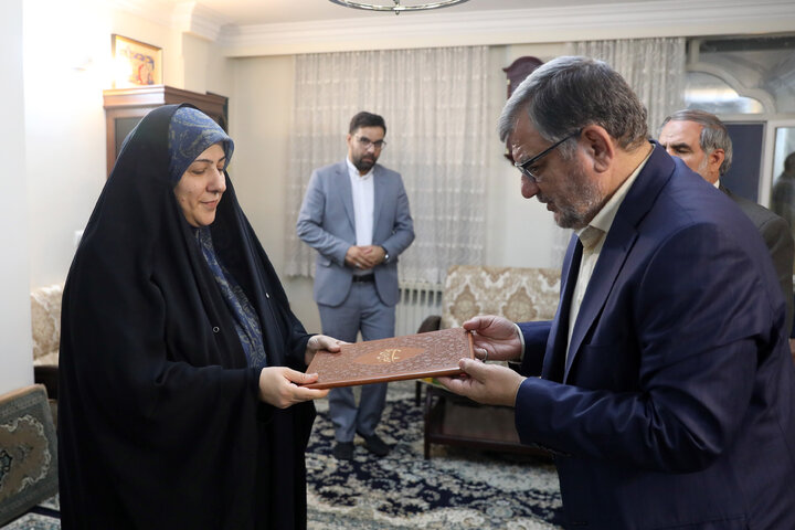 دیدار عبدالحسین روح الامینی باخانواده شهید احمد محمدی