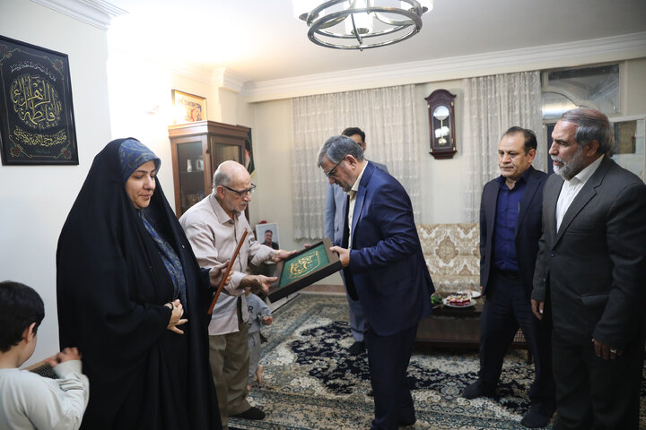 دیدار عبدالحسین روح الامینی باخانواده شهید احمد محمدی