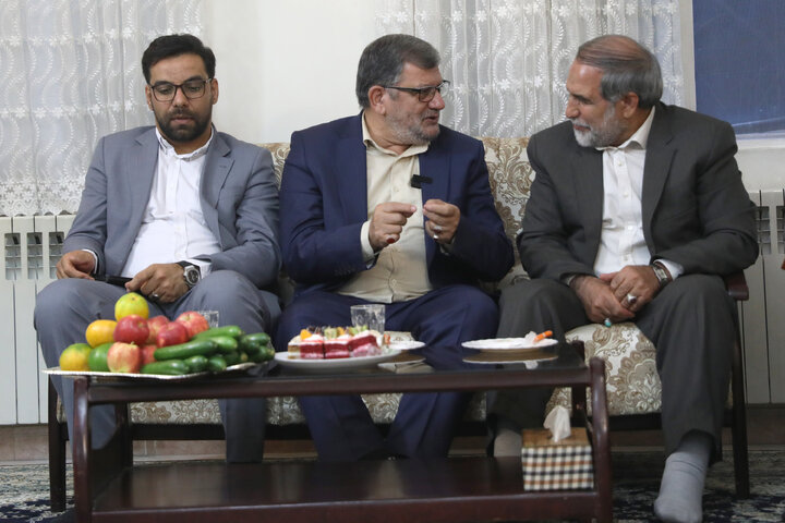 دیدار عبدالحسین روح الامینی باخانواده شهید احمد محمدی