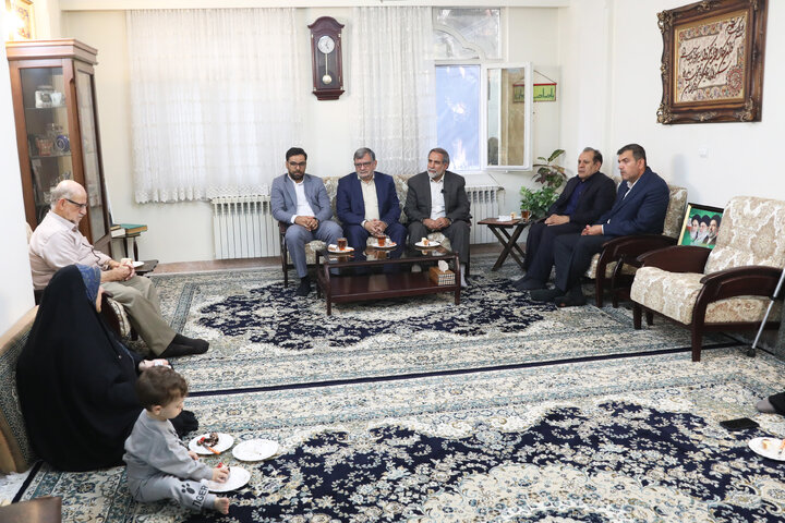 دیدار عبدالحسین روح الامینی باخانواده شهید احمد محمدی