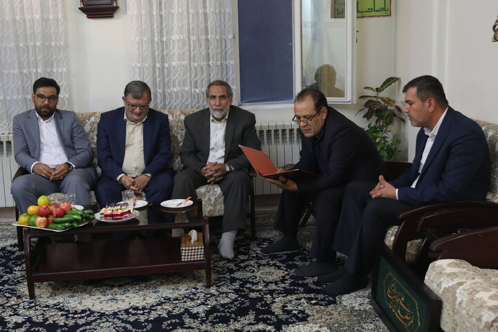 دیدار عبدالحسین روح الامینی باخانواده شهید احمد محمدی