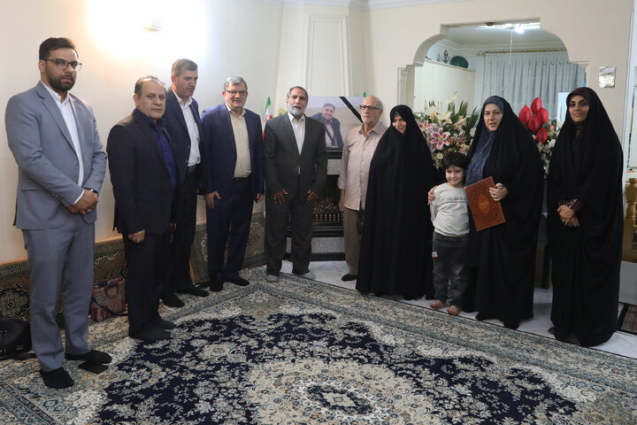 دیدار عبدالحسین روح الامینی باخانواده شهید احمد محمدی