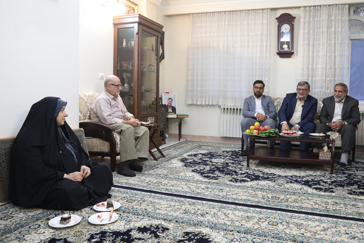دیدار عبدالحسین روح الامینی باخانواده شهید احمد محمدی