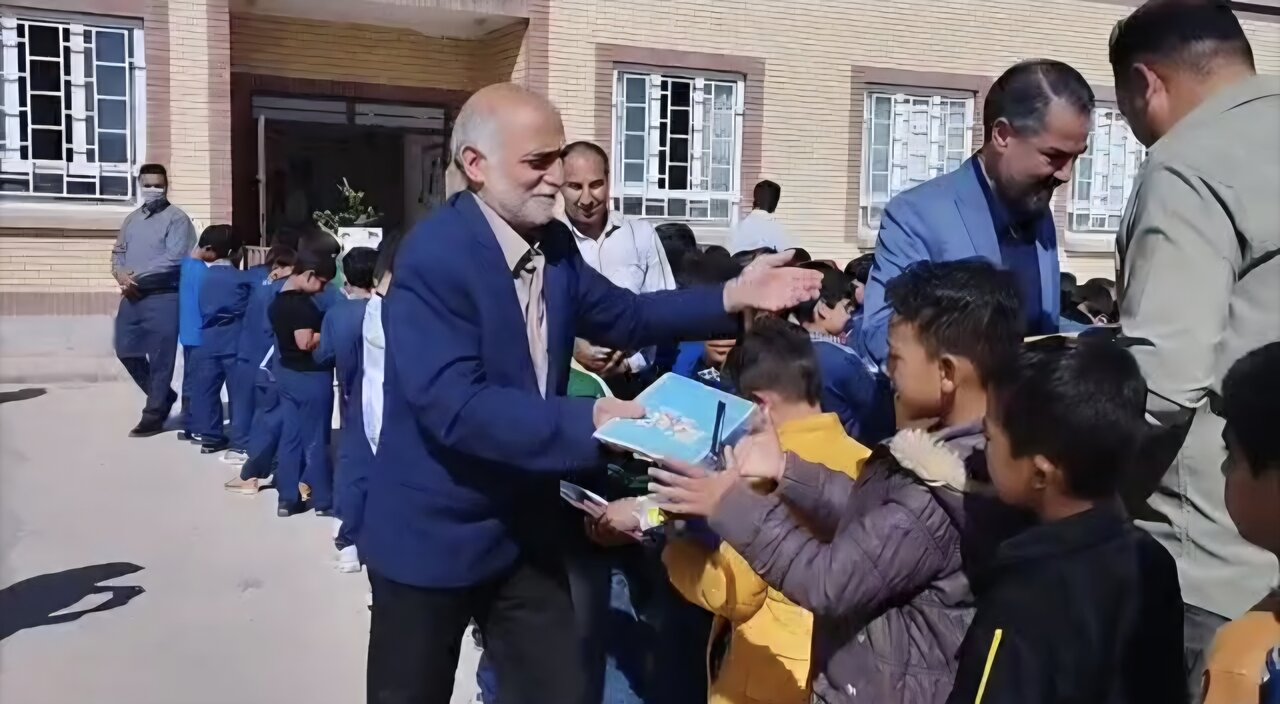 توزیع ۱۷۰۰ پک لوازم‌التحریر و اقلام ورزشی در مدارس فریمان - خانه ملت