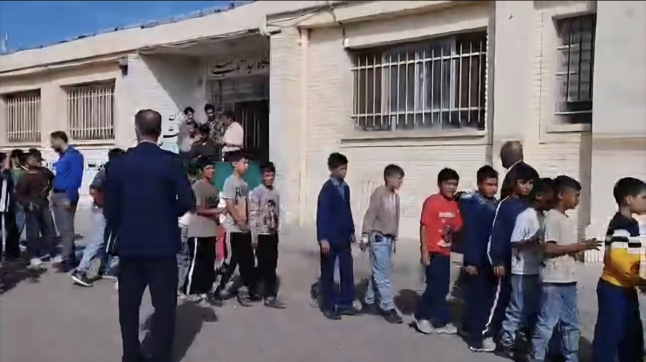 توزیع ۱۷۰۰ پک لوازمالتحریر و اقلام ورزشی در مدارس فریمان