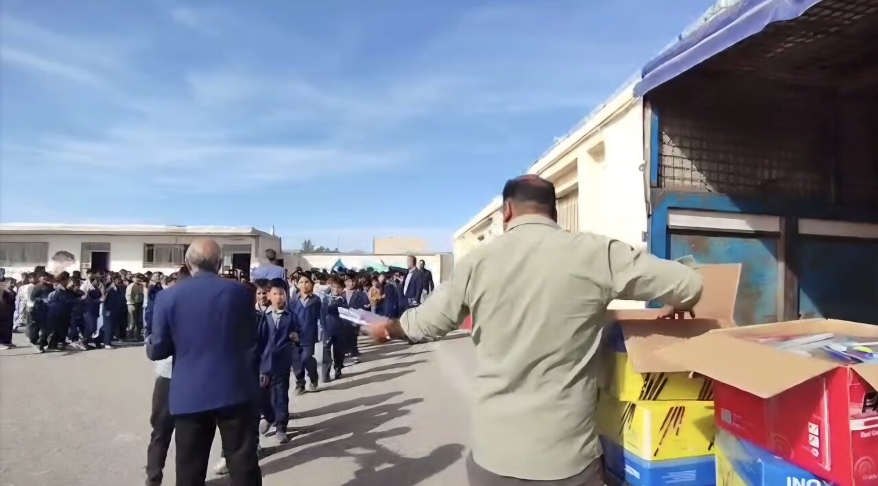توزیع ۱۷۰۰ پک لوازم‌التحریر و اقلام ورزشی در مدارس فریمان