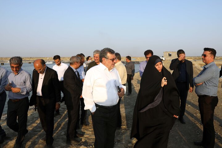 بازدید اعض کمیسیون برنامه و بودجه از حوضچه های پرورش ماهی بندر طیاب