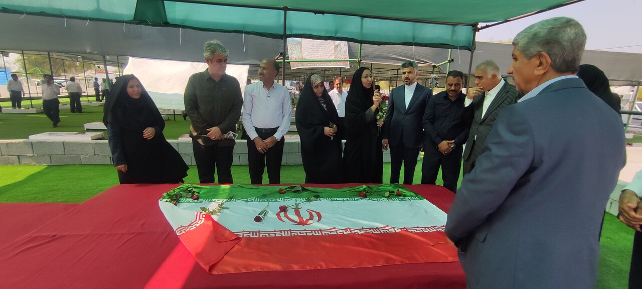 اعضای کمیسیون بودجه به مقام شامخ شهدای دانش‌آموز میناب ادای احترام کردند - خانه ملت