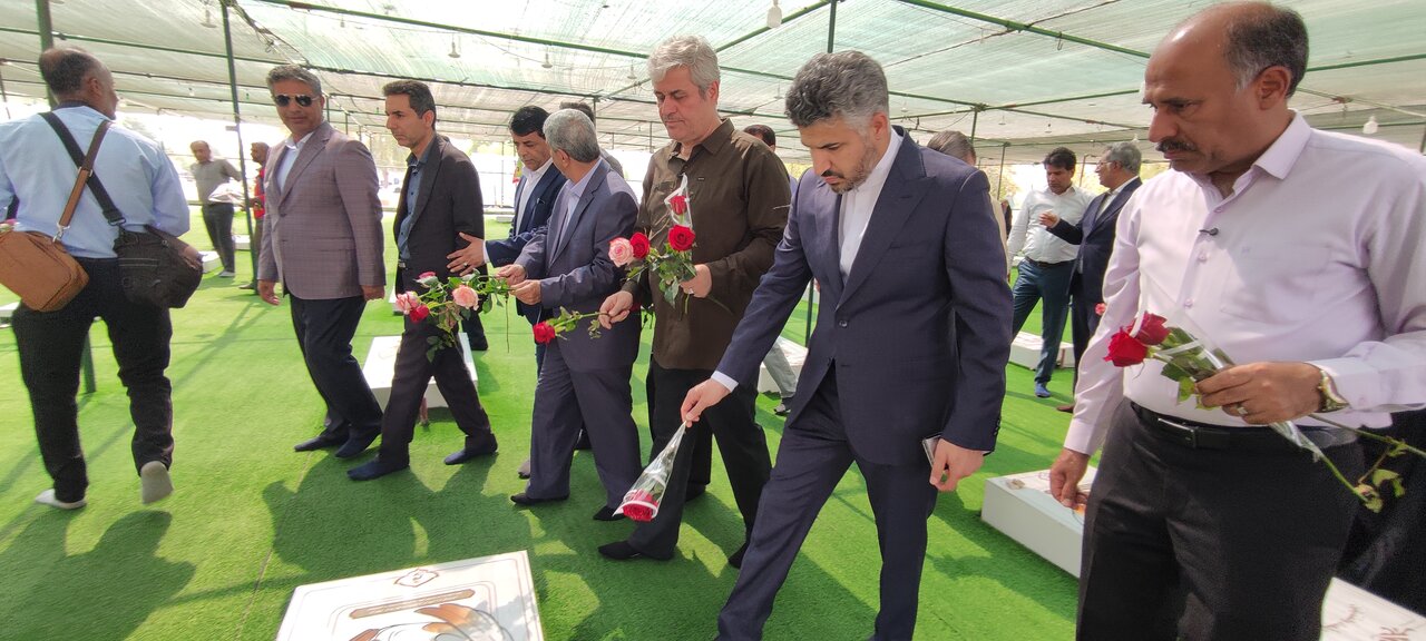 اعضای کمیسیون بودجه به مقام شامخ شهدای دانش‌آموز میناب ادای احترام کردند