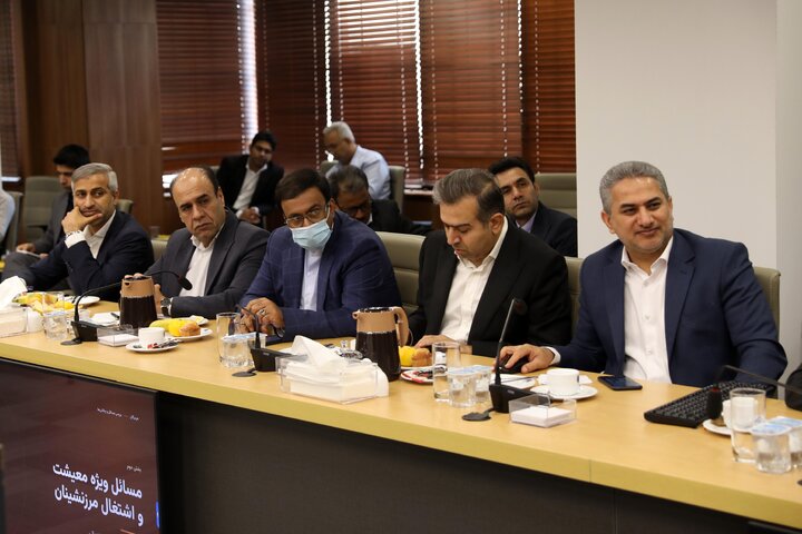 نشست مشترک اعضا کمیسیون برنامه و بودجه با استاندار هرمزگان