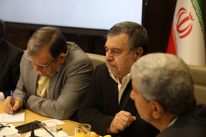 نشست مشترک اعضا کمیسیون برنامه و بودجه با استاندار هرمزگان