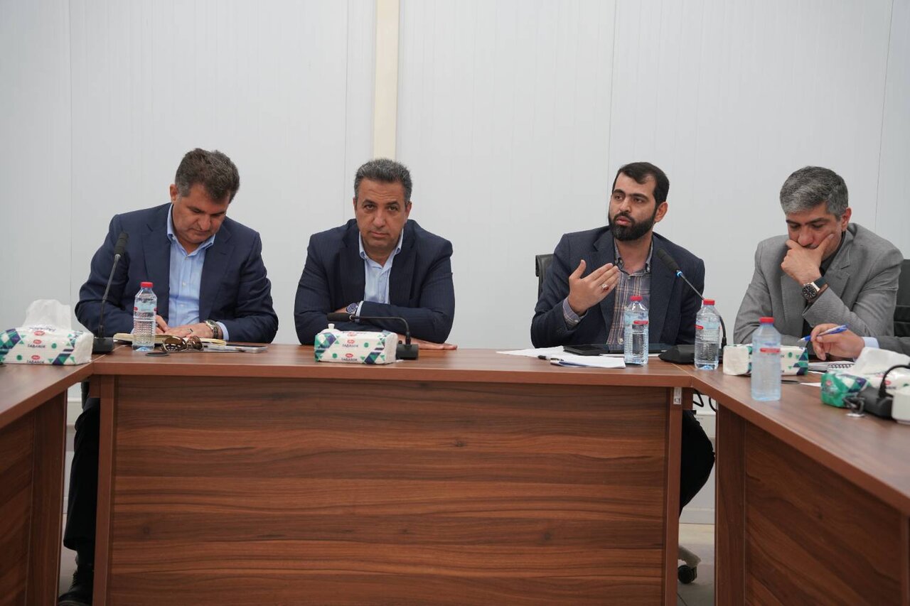  بررسی روند پیشرفت طرح‌های نهضت ملی مسکن کمیل‌آباد شیراز توسط نجابت