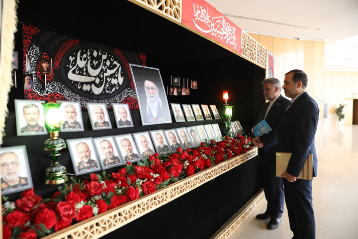 ادای احترام نمایندگان مجلس به مقام شامخ شهدا