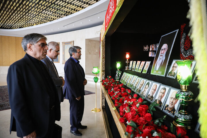ادای احترام نمایندگان مجلس به مقام شامخ شهدا