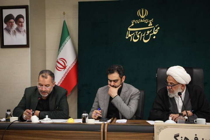 نشست کمیسیون فرهنگی با حضور وزیر راه