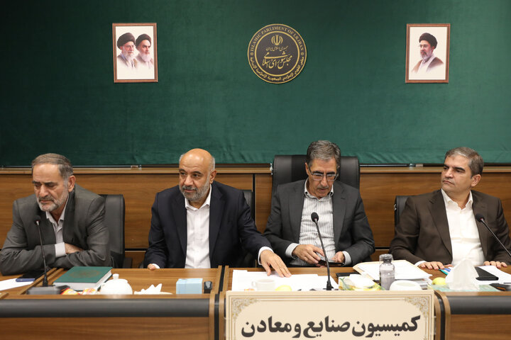 نشست کمیسیون صنایع و معادن با حضور وزیر کار