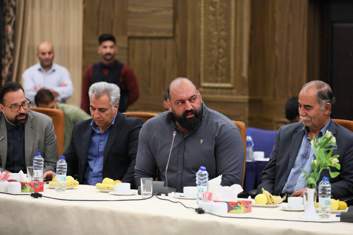 نشست کمیسیون فرهنگی مجلس با نخبگان و فعالان فرهنگی و اجتماعی استان همدان