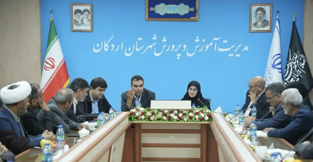 عیادت معاون وزیر آموزش و پرورش از دانش‌آموزان حادثه‌دیده در اردکان