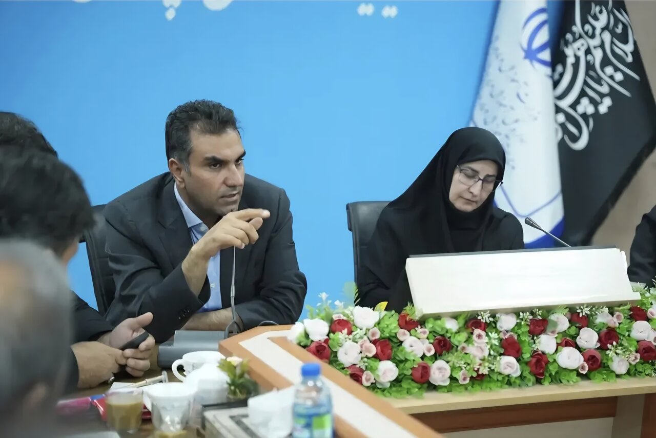 عیادت معاون وزیر آموزش و پرورش از دانشآموزان حادثهدیده در اردکان