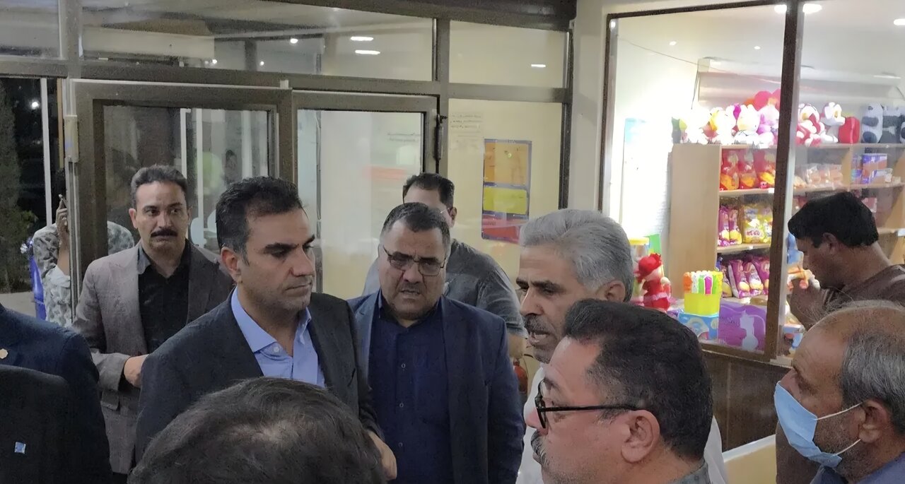 عیادت معاون وزیر آموزش و پرورش از دانش‌آموزان حادثه‌دیده در اردکان