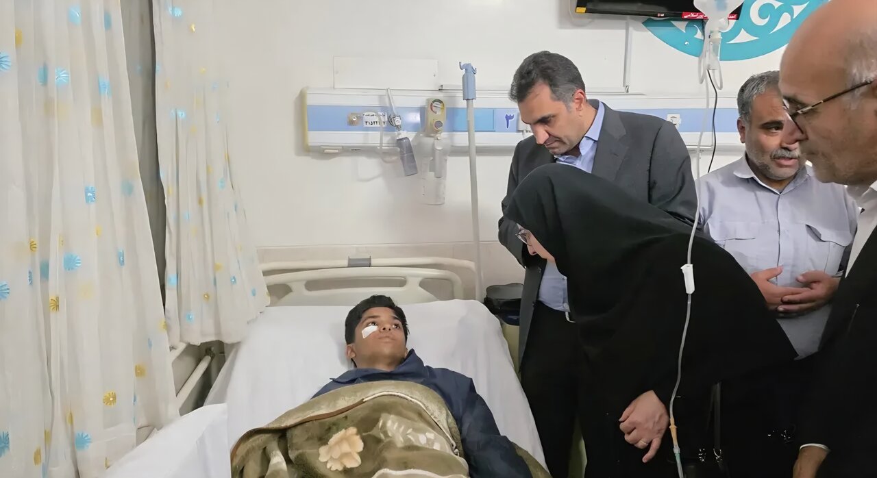 عیادت معاون وزیر آموزش و پرورش از دانشآموزان حادثهدیده در اردکان