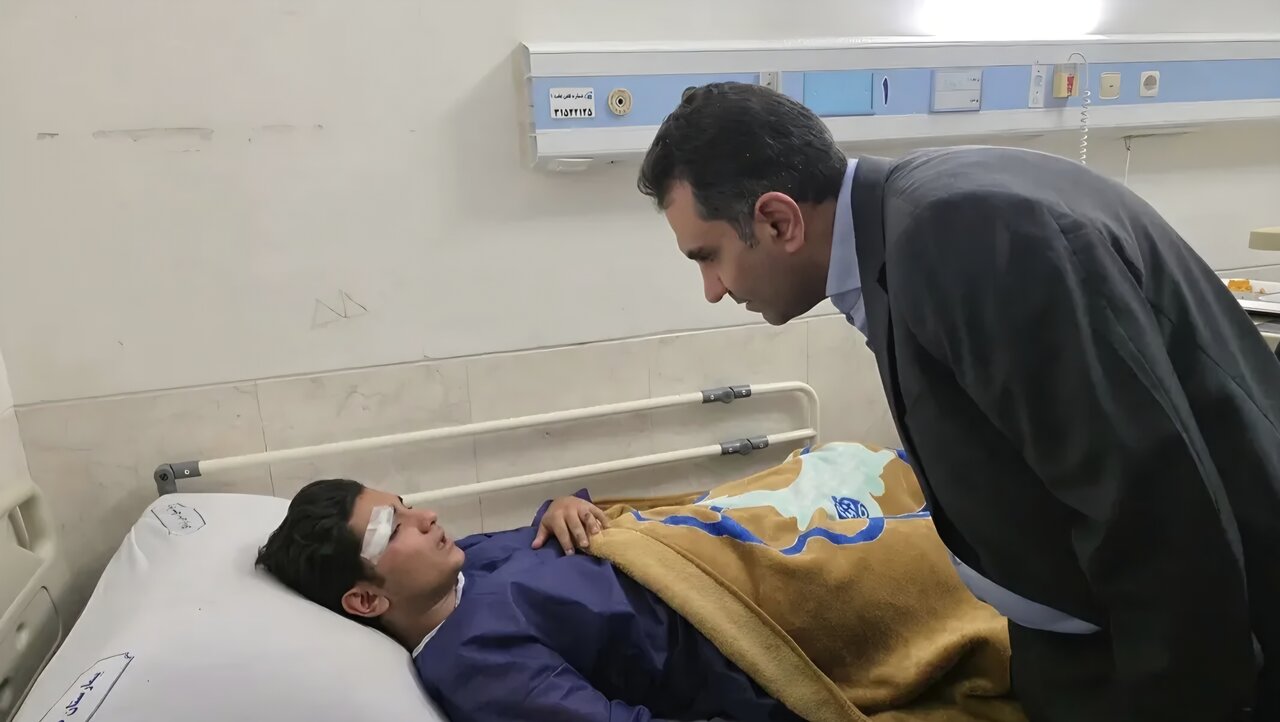 عیادت معاون وزیر آموزش و پرورش از دانش‌آموزان حادثه‌دیده در اردکان