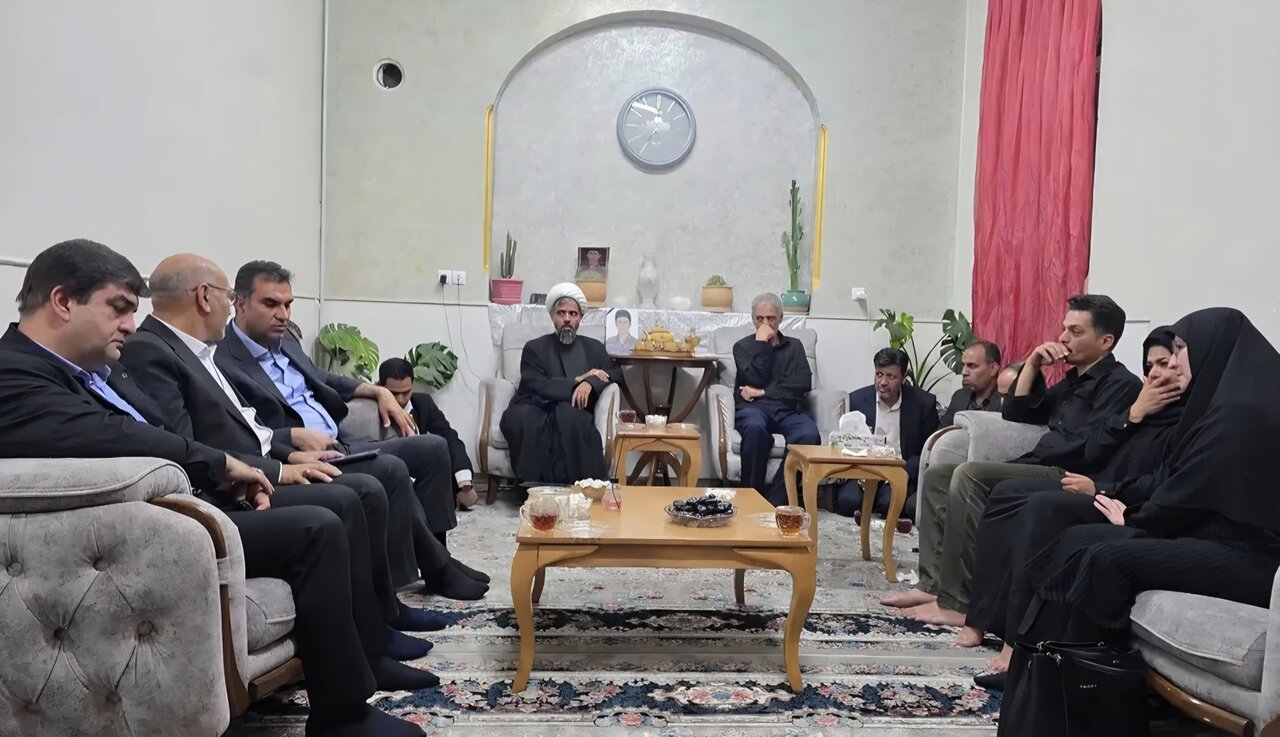 عیادت معاون وزیر آموزش و پرورش از دانشآموزان حادثهدیده در اردکان