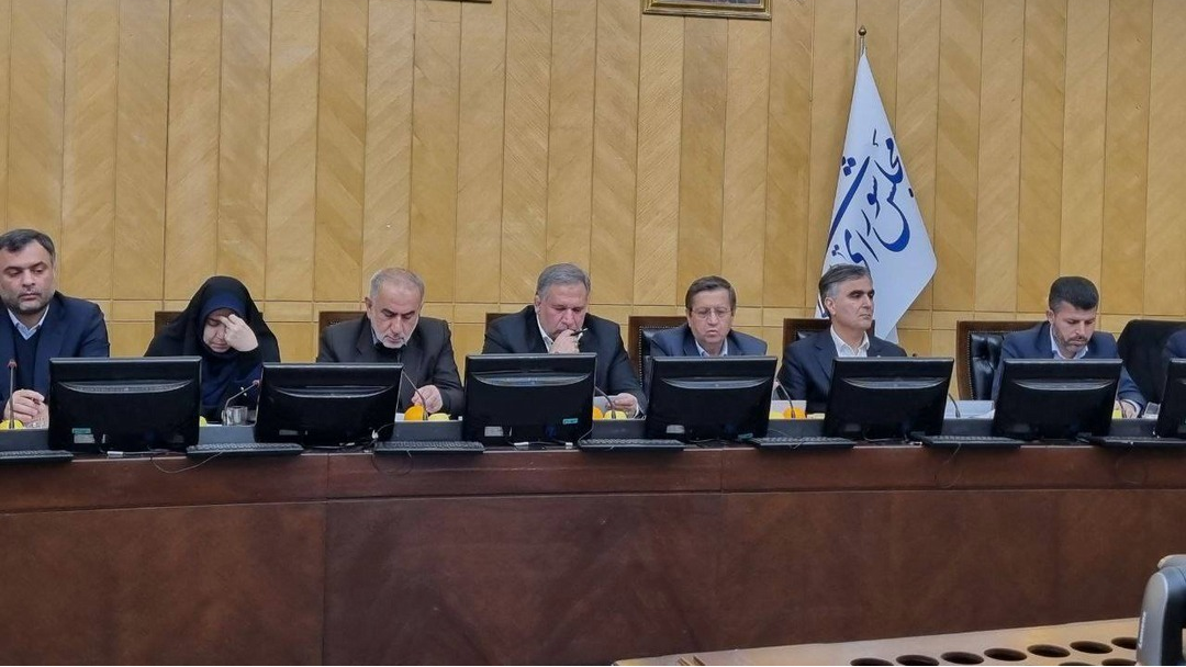 نشست کمیسیون اقتصادی مجلس برای بررسی دلایل افزایش نرخ ارز با حضور فرزین و همتی