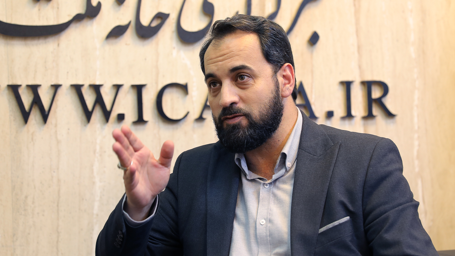 انقلابی‌گری سر و صدا کردن نیست بلکه عمل به اصول انقلاب است