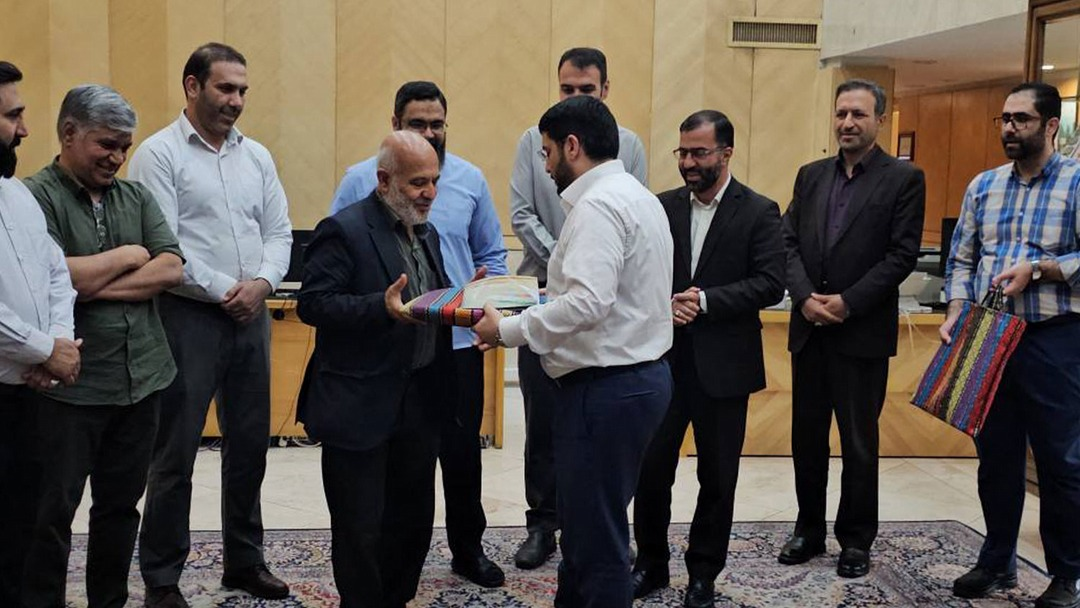 تکریم سخنگوی مجلس از دو تن از کارکنان و پیشکسوتان هیأت رئیسه قوه مقننه