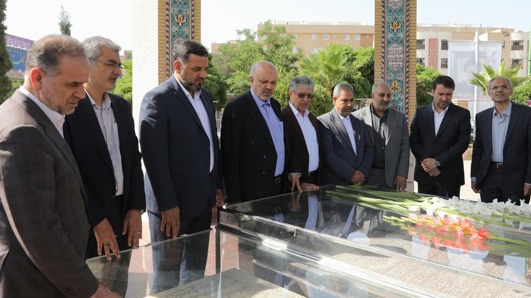 ادای احترام اعضای کمیسیون آموزش به مقام شامخ شهدای اصفهان/ منادی: حوزه‌ تعلیم و تربیت اصفهان باید به صورت ویژه حمایت شود
