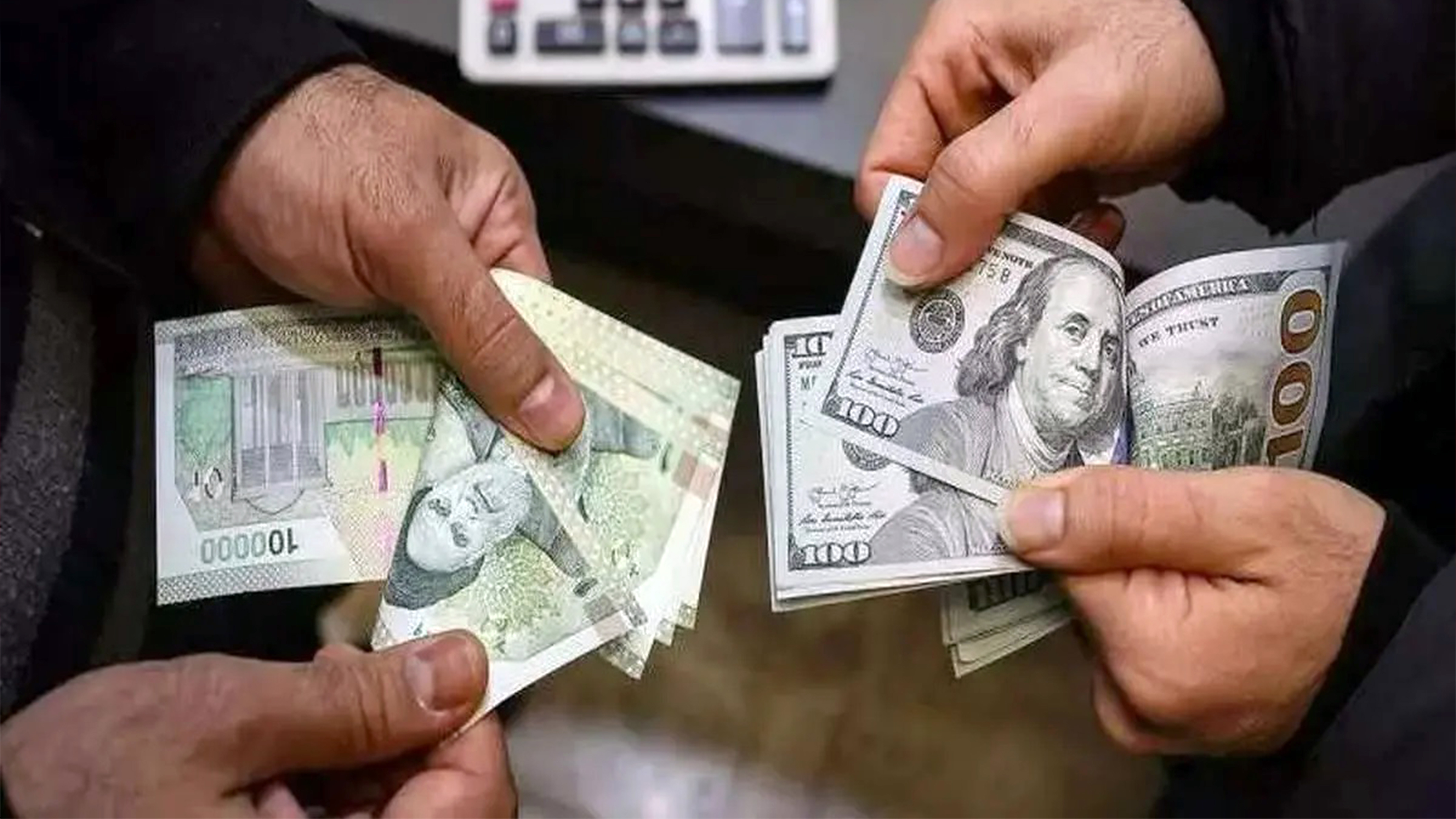 دولت با سرکوب نرخ ارز نمی تواند بازار را متعادل کند/ با روش های کارشناسی باید بازار را مدیریت کرد 