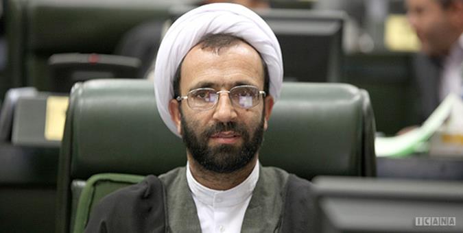 آموزش عالی به شکل کاریکاتوری بزرگ می‌شود/ ادامه تحصیل جایگزین ایجاد شغل شده/ سالانه صد هزار فارغ‌التحصیل دکتری