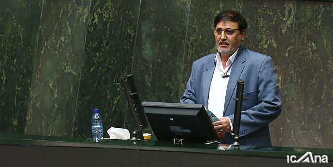 توضیحات نماینده خمینی شهر در خصوص به آتش زدن پرچم آمریکا و برجام در مجلس