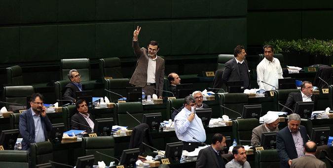 ضرورت رسیدگی به وضعیت معیشت کارمندان دولت با حداقل حقوق دریافتی