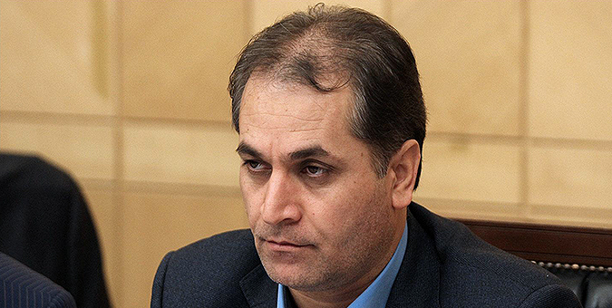 ناشران کتب کمک درسی به حوزه آموزش با دید تجاری نگاه می‌کنند