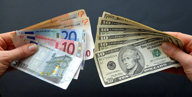 کاهش قیمت دلار به زیر 10 هزار تومان؛ سیاست دولت برای کنترل بازار ارز