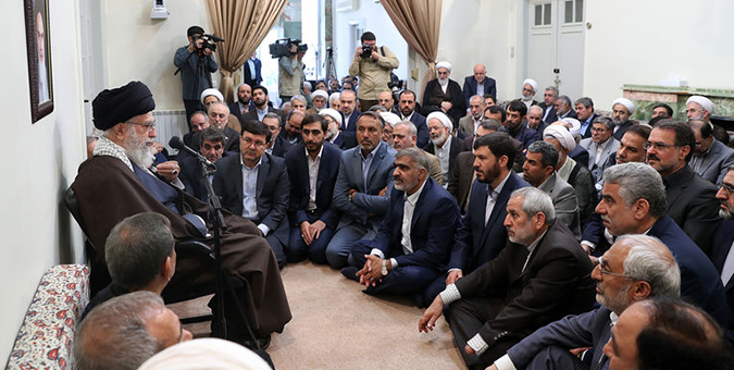 ستاد اقتصاد مقاومتی فضای کسب و کار را با نیرو و انگیزه جوانانه ساماندهی کند/ تعرض به امنیت و حریم مردم در پیام رسان های داخلی حرام شرعی است