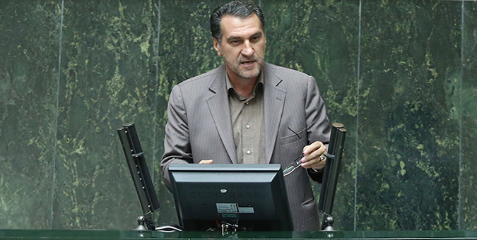 به اهتزاز درآوردن پرچم غیررسمی در قائمشهر را پیگیری می‌کنم