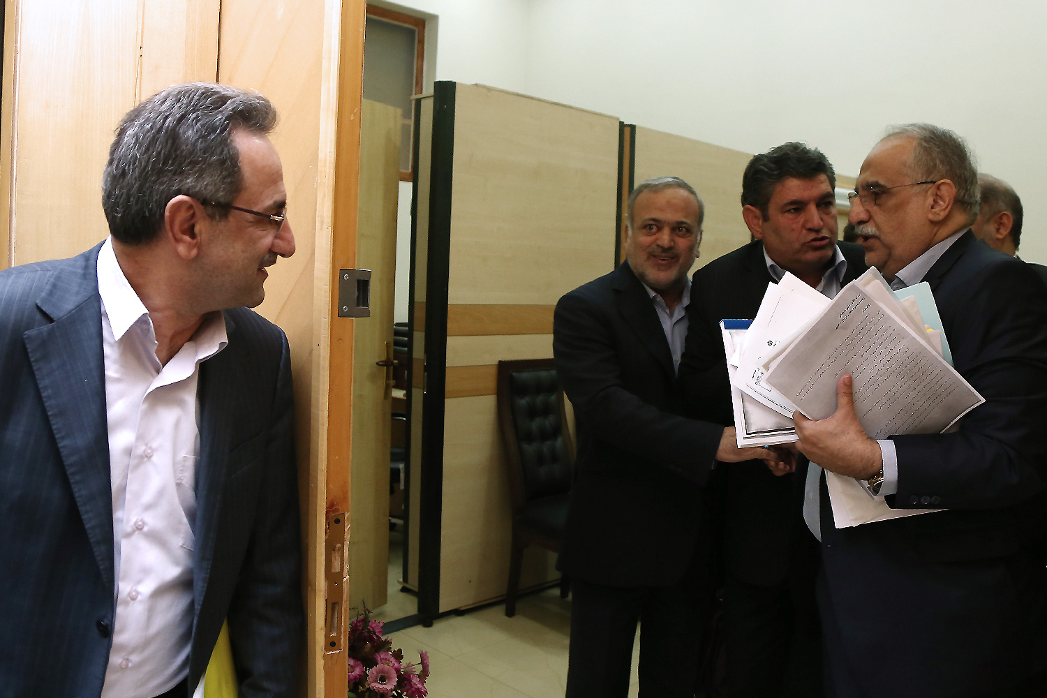 ورود وزیر اقتصاد و امور دارایی به صحن علنی مجلس شورای اسلامی