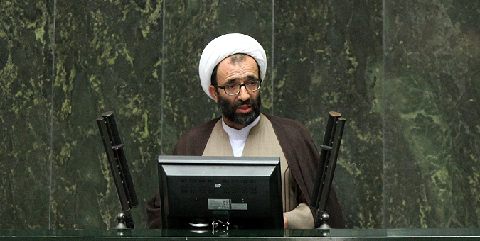 اعلام و تکذیب سهمیه‌بندی بنزین باعث بر باد رفتن اعتماد عمومی مردم می‌شود