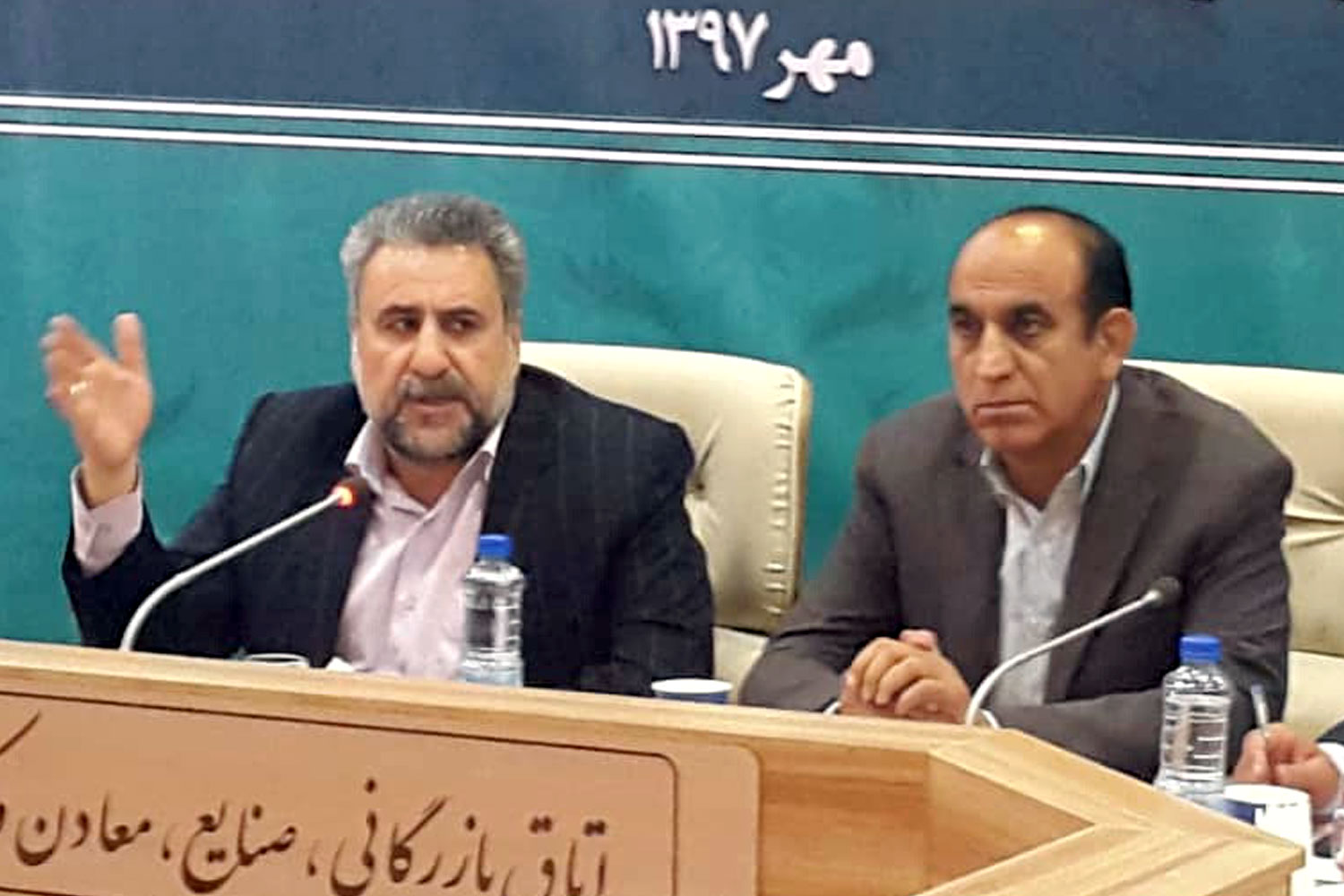 نشست مشترک حشمت الله فلاحت پیشه با فعالان اقتصادی استان لرستان