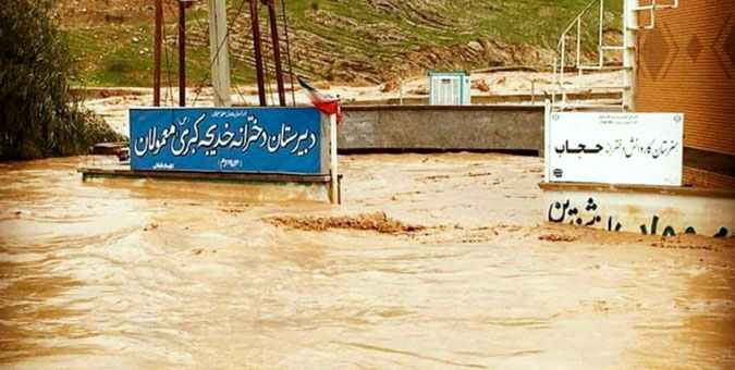 آموزش و پرورش مکان مناسبی را برای آموزش دانش آموزان در مناطق سیل زده فراهم کند