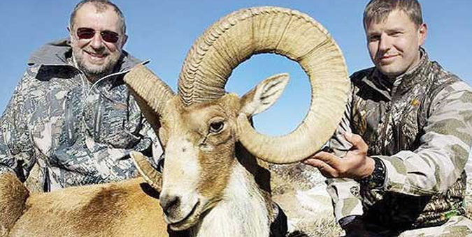 خون ریختن به بهانه درآمدزایی/گردشگران مو بور در مناطق بکر و حساس کویری چه اهدافی را دنبال می‌کنند؟