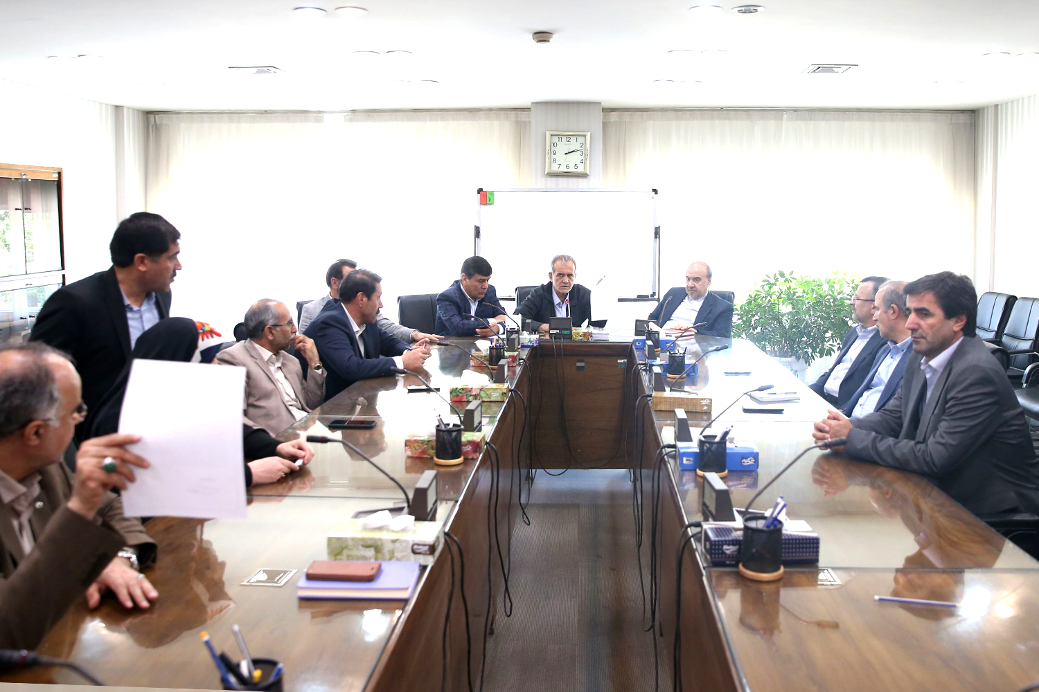 نشست جمعی از نمایندگان مجلس شورای اسلامی با حضور وزیر ورزش و جوانان
