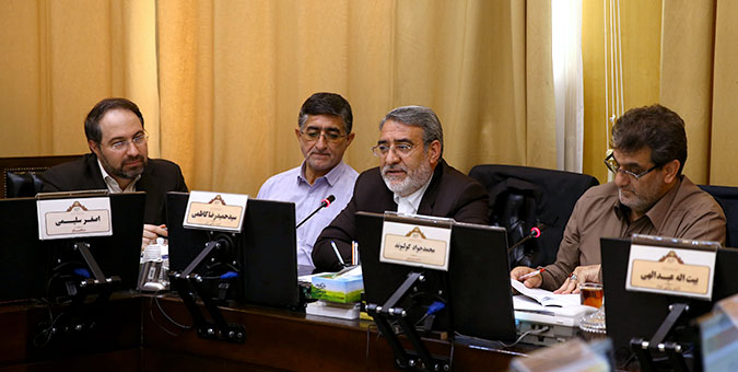 بیشتر نمایندگان سوال کننده از پاسخ های وزیر کشور قانع شدند