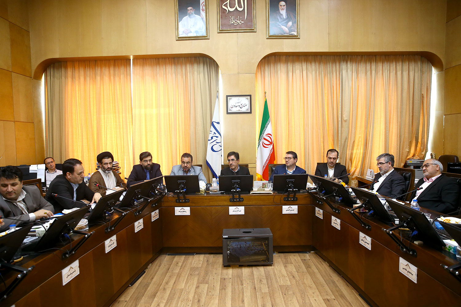 نشست کمیسیون صنایع مجلس شورای اسلامی با حضور وزیر صمت