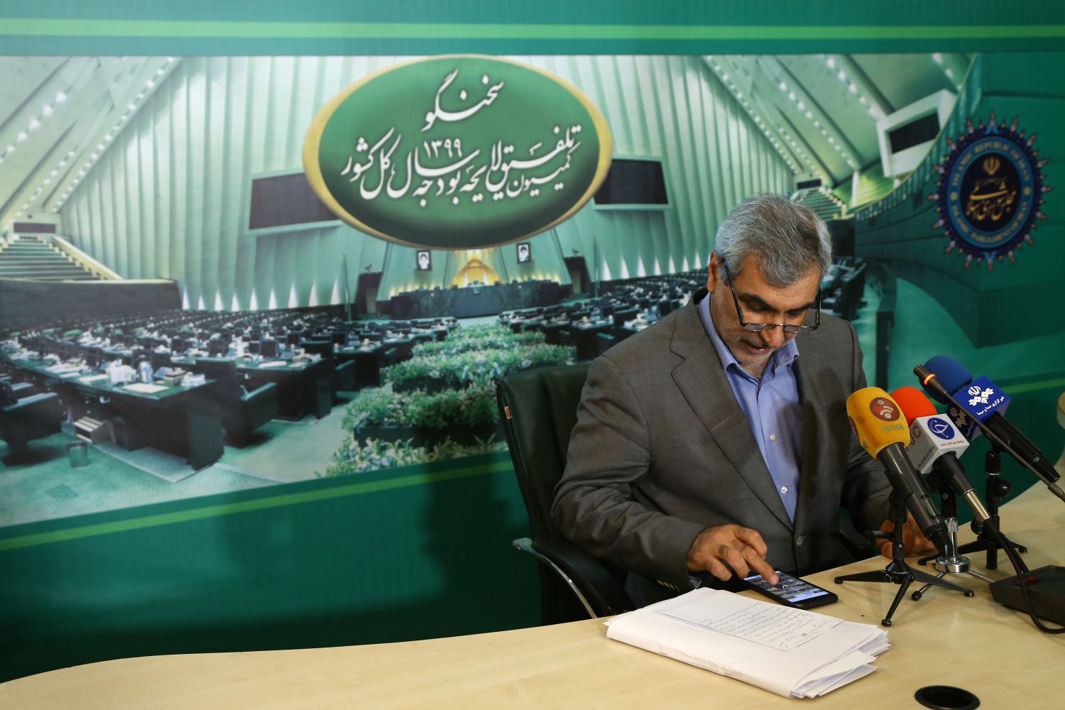 نشست خبری سخنگوی کمیسیون تلفیق لایحه بودجه ۹۹ (4)