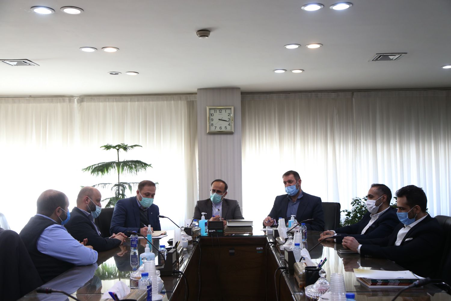نشست علی کریمی فیروزجایی با برخی از اعضای شرکت های دانش بنیان