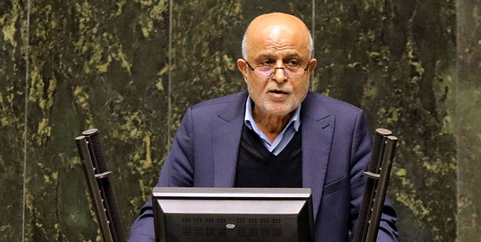 وزیر کشور با معاون سیاسی خود برخورد کند